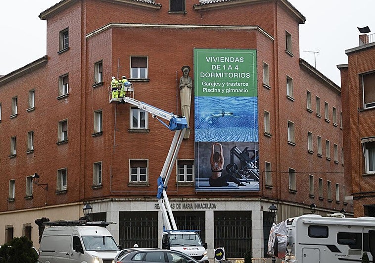 Obligan a retirar la lona sobre el edificio de las Domésticas pero la obra sigue adelante